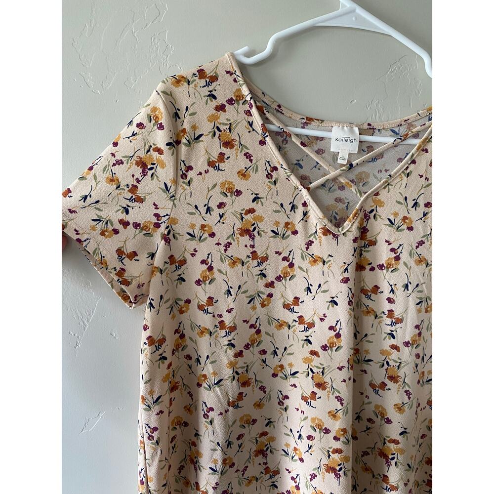 Kaileigh Neutral Colored Floral Print Short Sleeved Blouse- Size Large - Picture 3 of 5